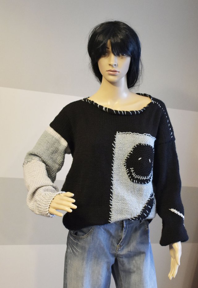 Ręcznie robiony sweter damski oversize w stylu patchworkowym