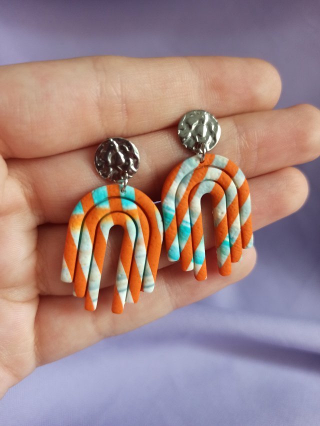 Kolczyki z gliny polimerowej w modnym kształcie