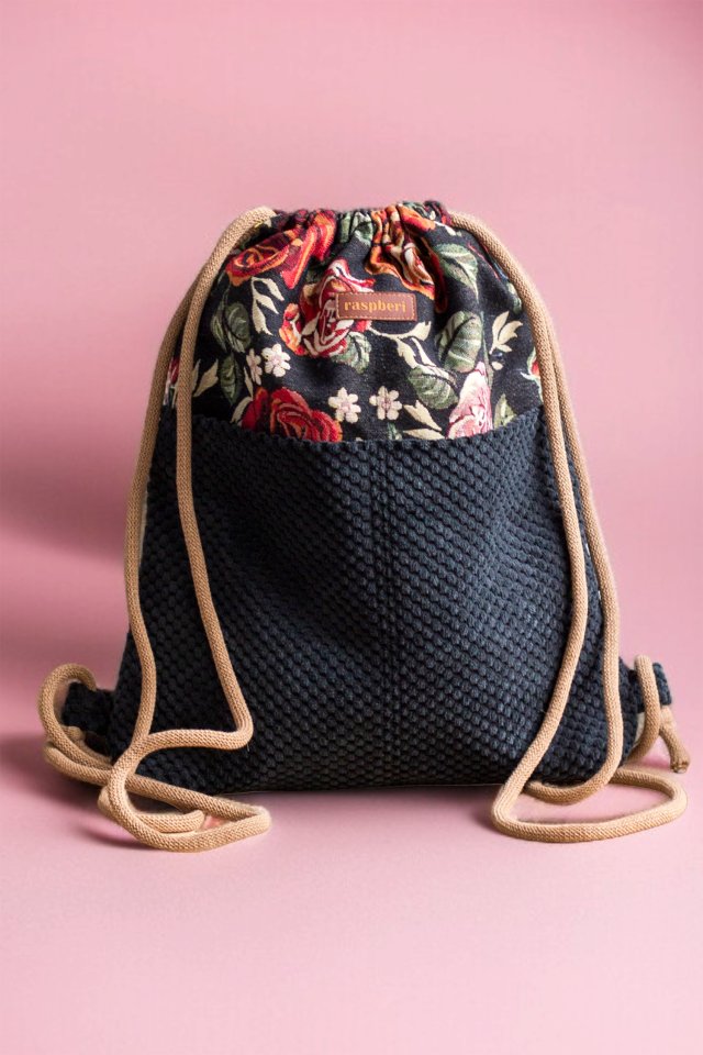 Czarny żakardowy workoplecak z kieszeniami w kwiaty