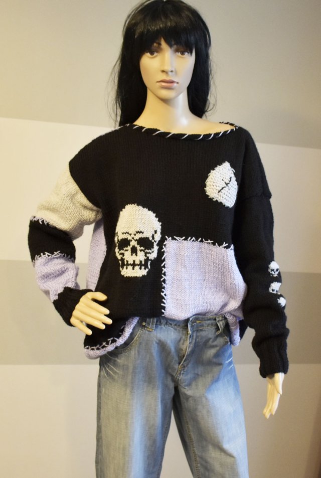 Ręcznie robiony sweter damski oversize z czaszką – unikat handmade