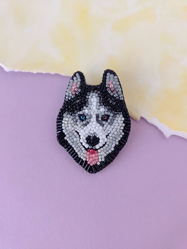 Broszka Husky ręcznie haftowana koralikami