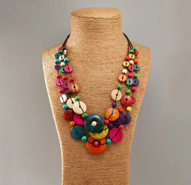 Lekki naszyjnik w stylu boho z naturalnego drewna