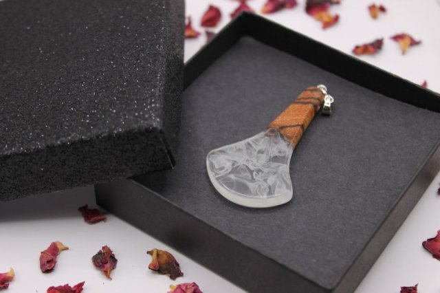 Whispers of Smoke, drewno i żywica epoksydowa