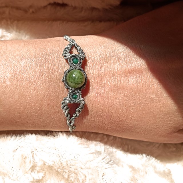 Kluczyk z turmalinem i szmaragdem w makramie bransoletka zielono srebrna