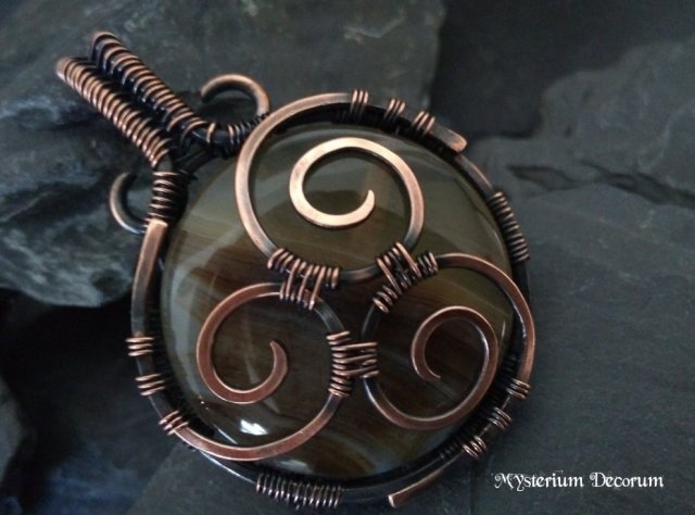 Triskelion z agatem