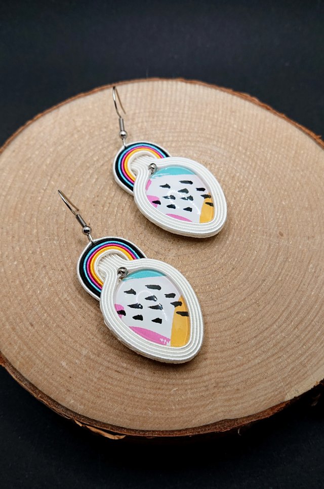 Biało kolorowe kolczyki sutasz