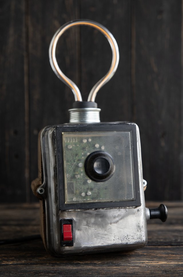 Industrialna lampa handmade z drewna i metalu – unikatowy design loftowy