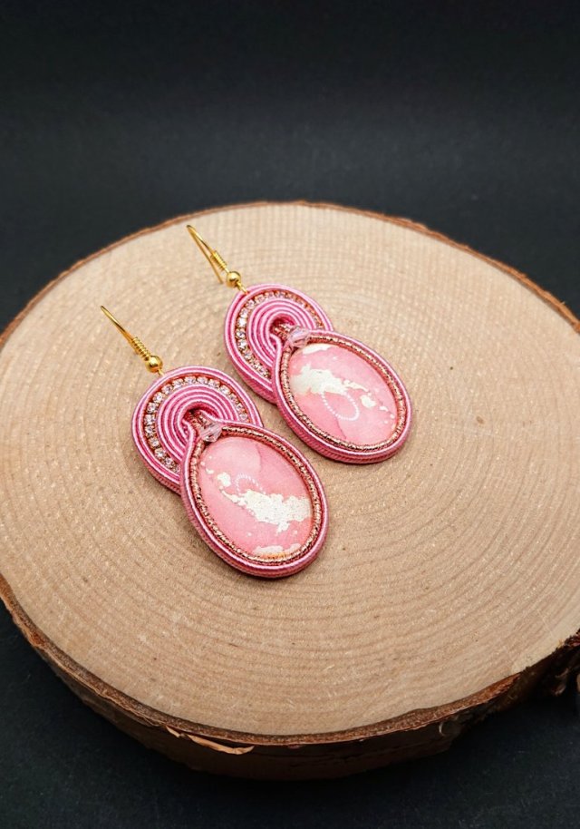 Różowe kolczyki sutasz z ozdobnym kaboszonem