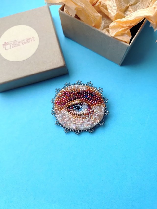 Broszka Lover's Eye ręczny haft koralikami