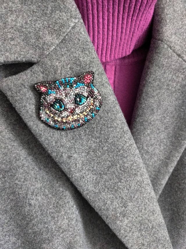 Broszka Kot z Cheshire ręczny haft koralikami