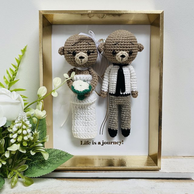 Młoda para misie w złotej ramce ręcznie robione prezent ślubny obraz