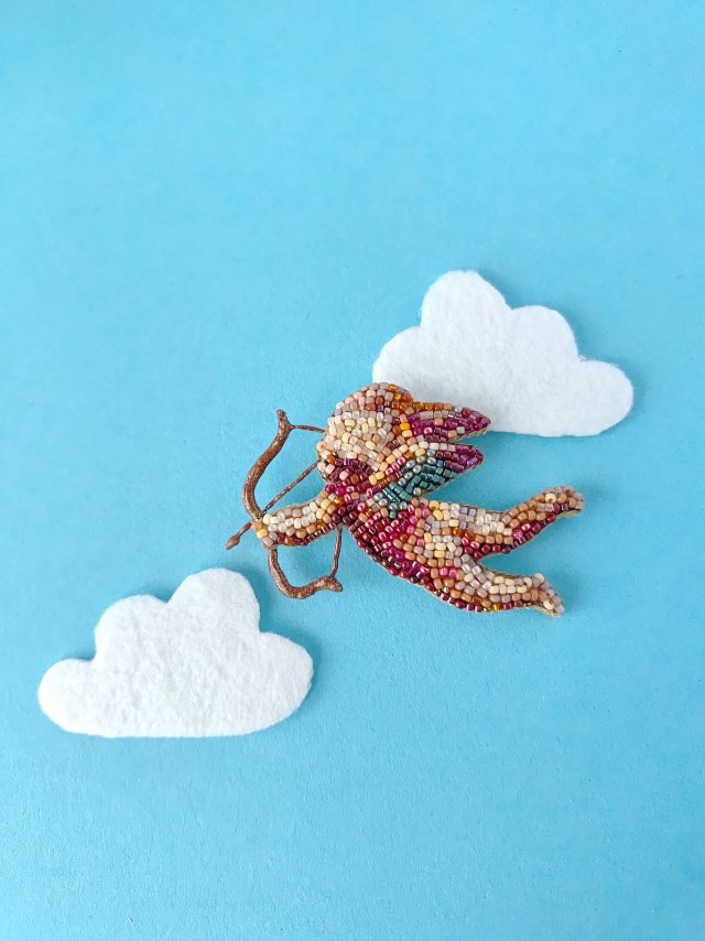 Broszka Anioł Amor ręczny haft koralikami