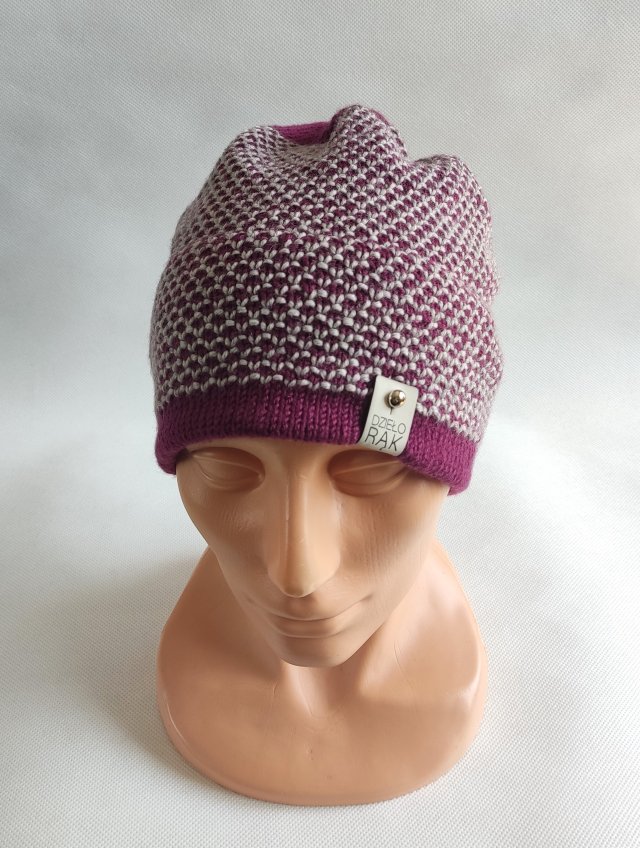 Czapka z wełny merino z wzorkiem.