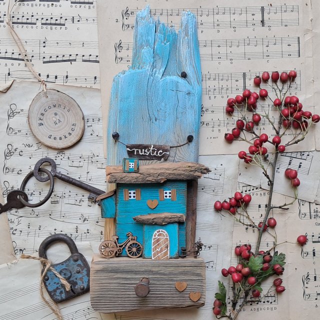 Rustykalny wieszak z turkusowym domkiem no 5