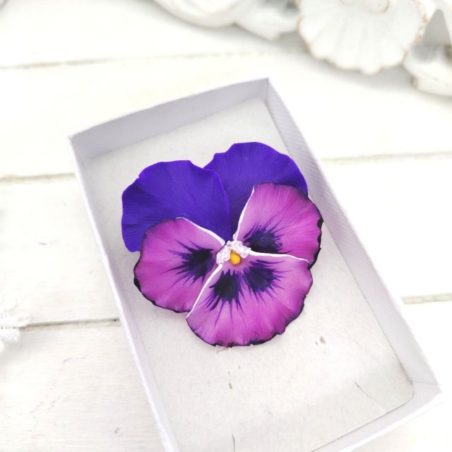 Broszka z kwiatem bratka z gliny polimerowej