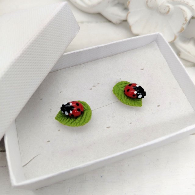 Kolczyki‑sztyfty w kształcie biedronki na liściu. Glina polimerowa.