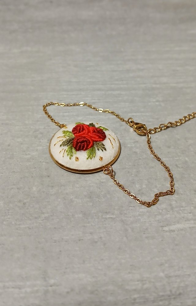 Ręcznie haftowana bransoletka łańcuszkowa w stali szlachetnej.