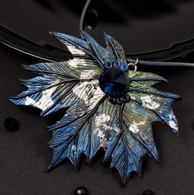 Wisior liść klonu - srebro, zieleń i błękit