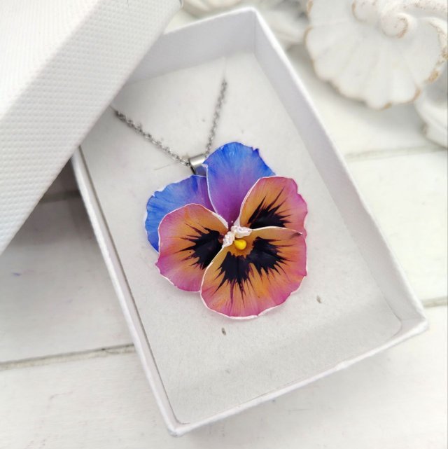 Wisiorek Bratek różowo błękitny z gliny polimerowej