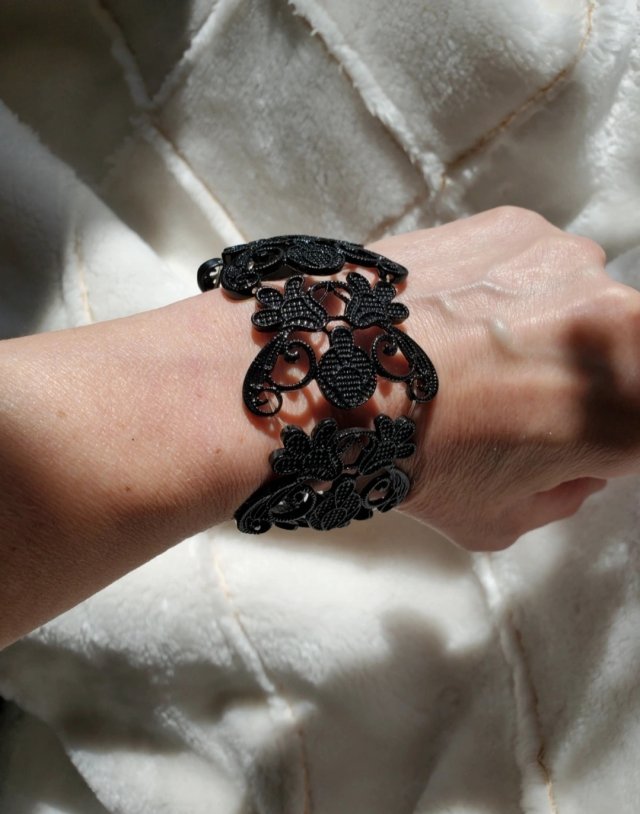 Bransoletka damska metalowa na żyłce.