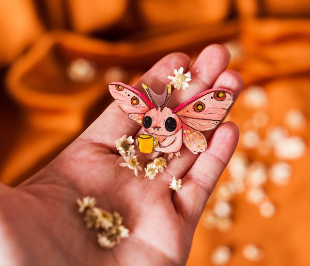 Broszka z ćmą Jadwigą