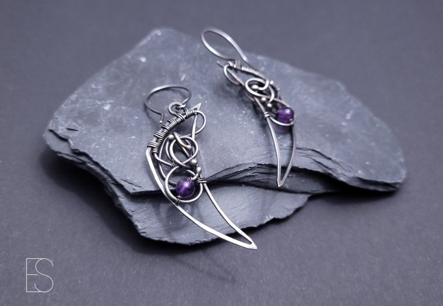 Srebrne kolczyki wire wrapping z ametystem – ręcznie robiona biżuteria artystyczna, prezent dla niej