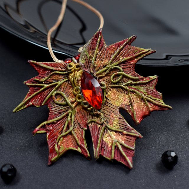 Wisior liść klonu w odcieniach czerwieni, bordo i złota