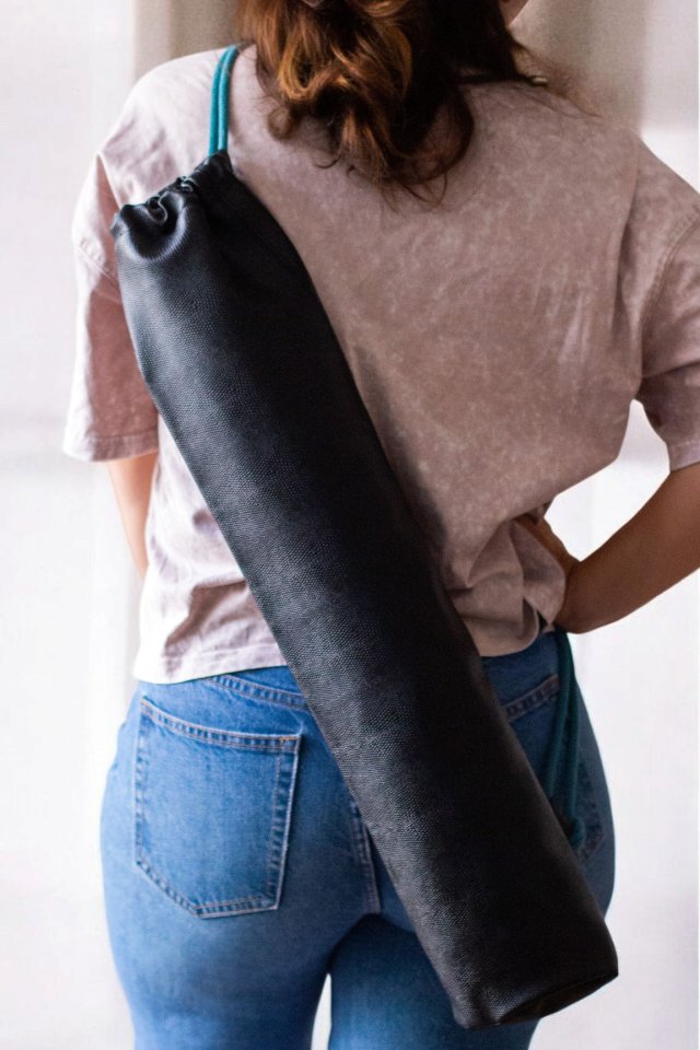 Czarny pokrowiec na matę do jogi z ekoskóry