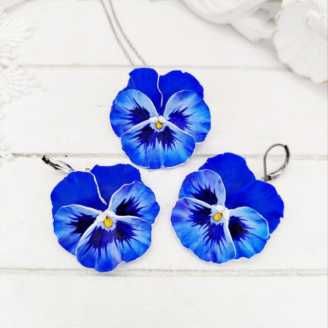 Zestaw bratki niebieskie wisiorek z kolczykami z modeliny