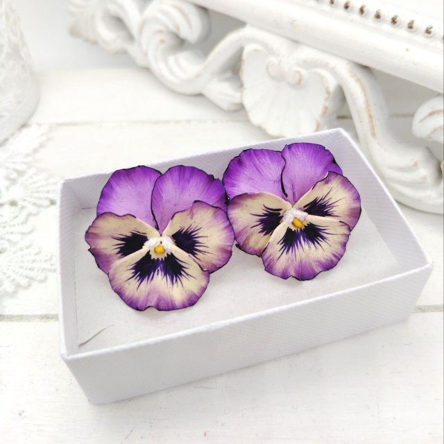 Kolczyki ręcznie robione z bratkami z polimerowej gliny