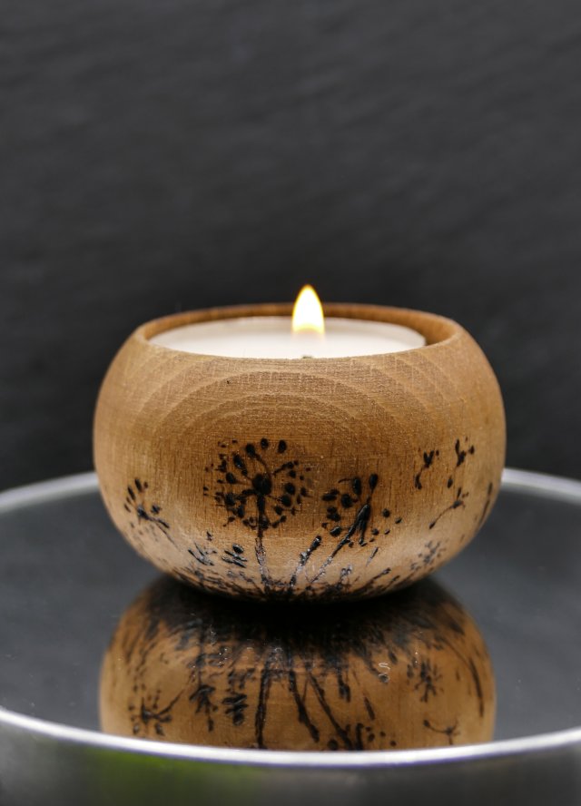 Drewniany świecznik z motywem łąki i dmuchawców - ręcznie wypalany, idealny prezent handmade