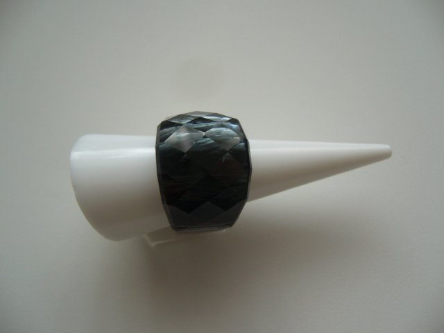 PIERŚCIONEK KRYSZTAŁOWY CIEMNY GRAFIT