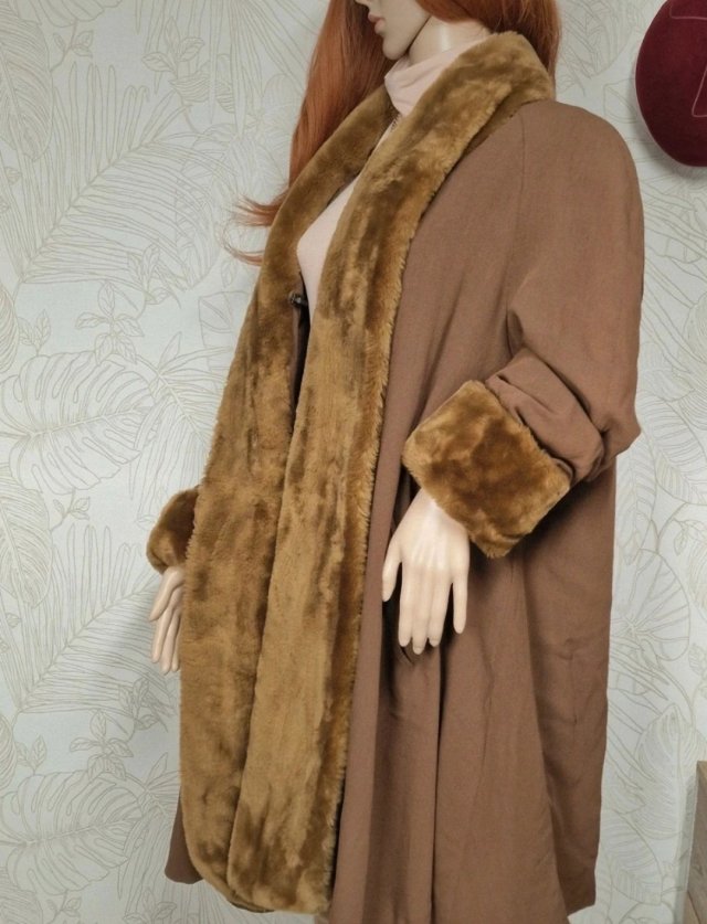 Vintage płaszcz wykończony sztucznym futrem L 40 przejściowy camel