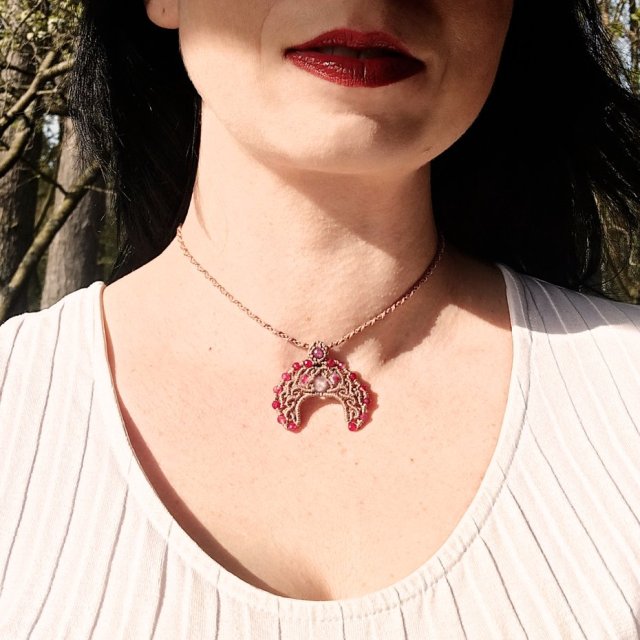 LUNULA z Rubinami i Kryształem Górskim słowiański księżyc  mikro makrama delfina dolls