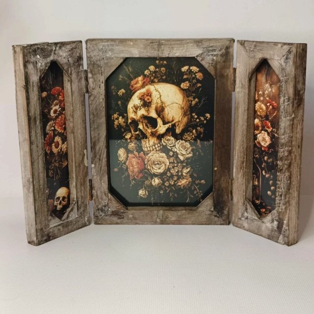 Tryptyk w postarzanej ramce czaszka kwiaty