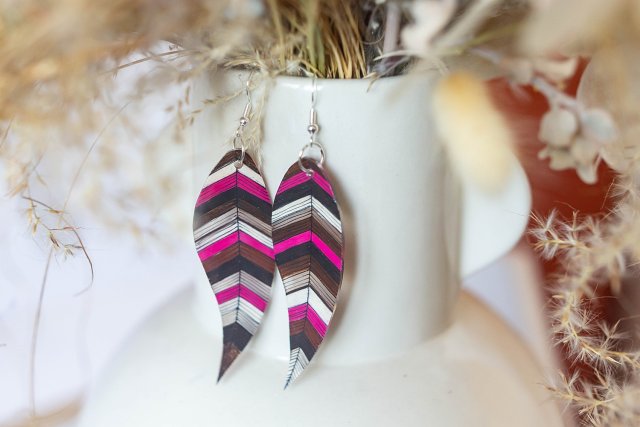 Kolczyki piórka czekoladowo malinowe