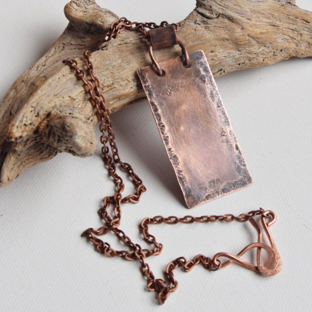 Naszyjnik - wisior z kutej, oksydowanej miedzi /23/