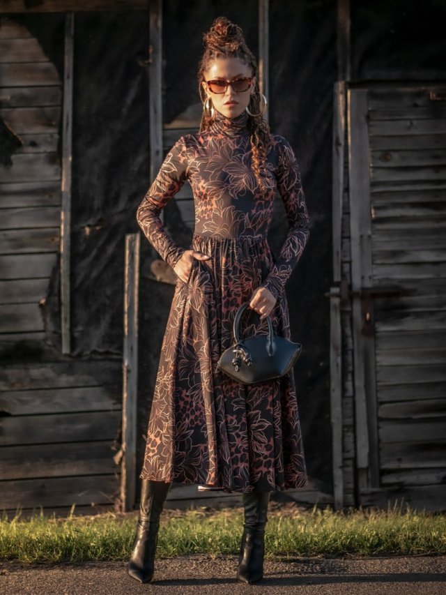 Rozkloszowana sukienka z golfem