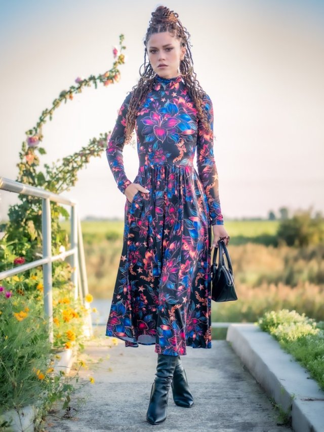 Rozkloszowana sukienka z golfem