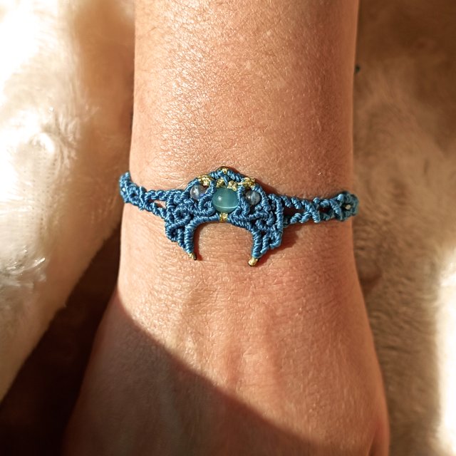 LUNULA sierp księżyca z labradorytem w makramie bransoletka turkusowo złota