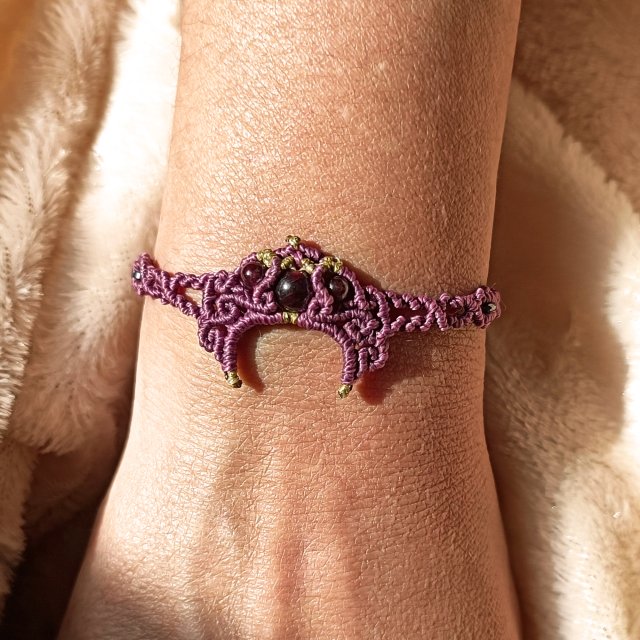 LUNULA sierp księżyca z granatem w makramie bransoletka różowo złota