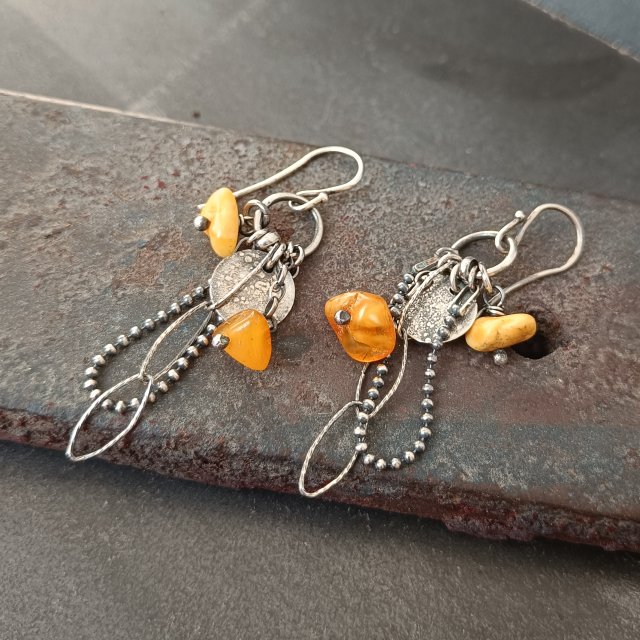 Bursztyn. Wiszące srebrne kolczyki.