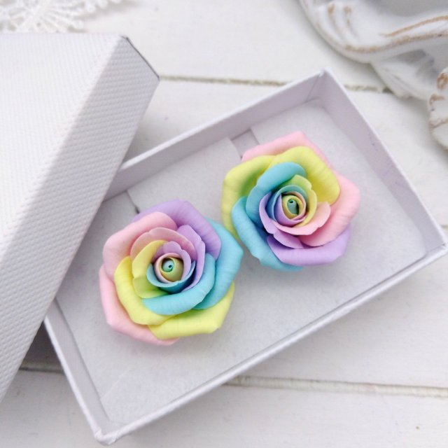 Kolczyki róże pastelowe tęczowe z zapięciem angielskim handmade