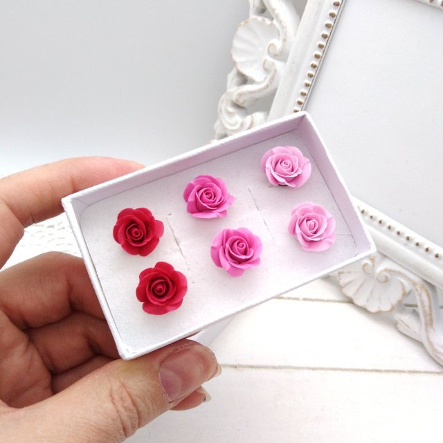 Zestaw 3 pary kolczyków sztyftów różyczki w odcieniach różu handmade