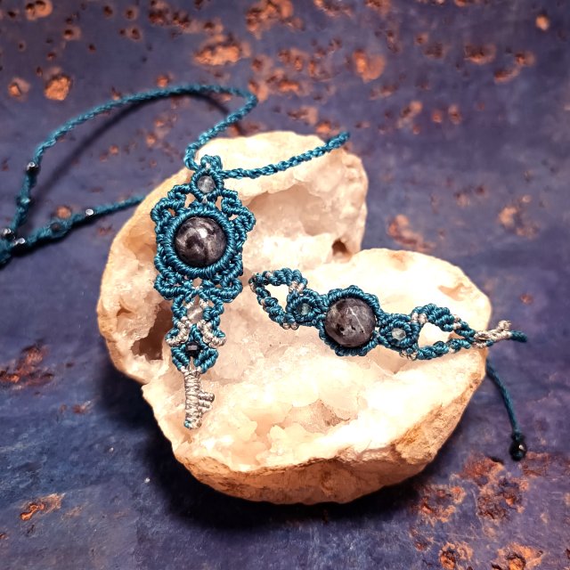 Kluczyk Larvikit i Labradoryt w makramie komplet pleciony turkusowy makrama