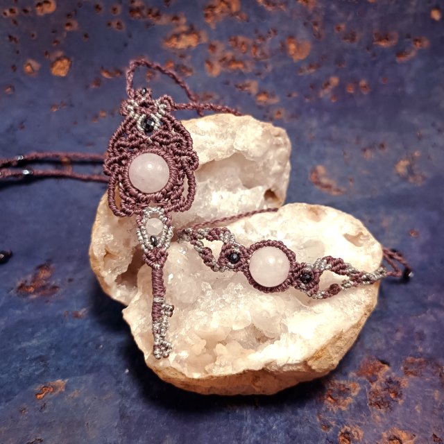 Kluczyk z kryształem górskim w makramie komplet pleciony mikro makrama