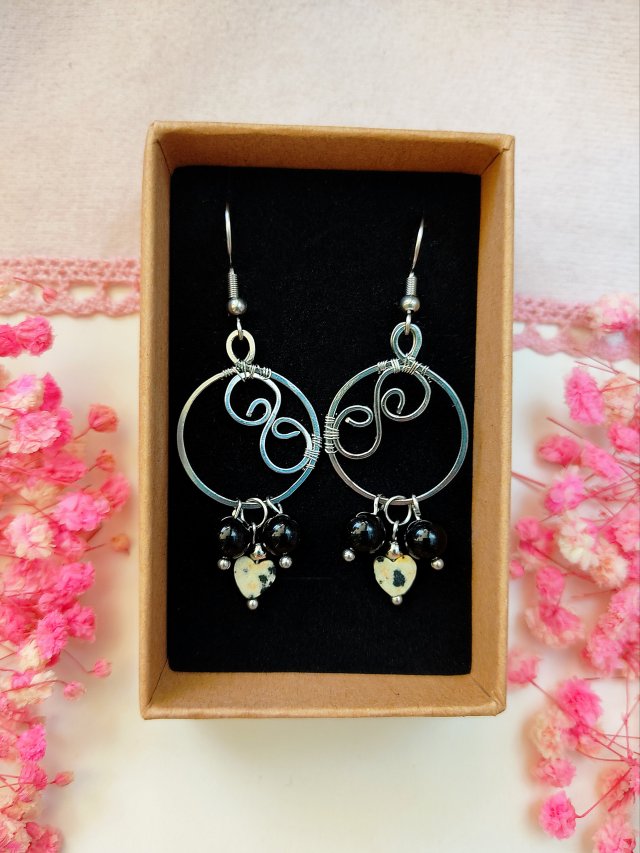 Kolczyki Jaspis Dalmatyński i Onyks stal chirurgiczna handmade wirewrapping