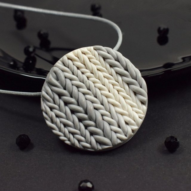 Wełniane sploty - wisiorek w odcieniach szarości i bieli