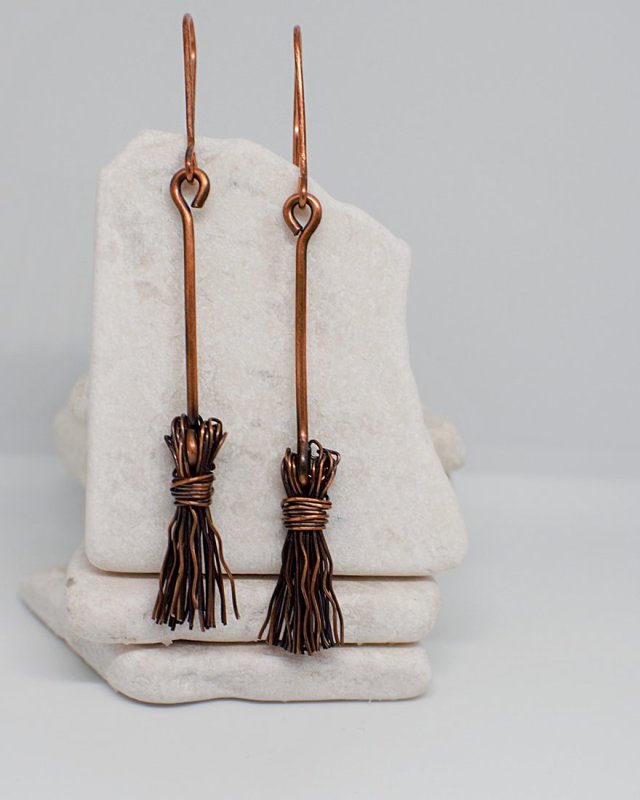 Kolczyki miedź antyczna miotła czarownicy miotła wiedźmy magiczne jesień halloween