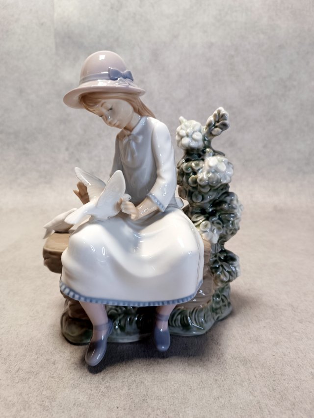 LLADRO NAO #383G Dziewczynka z gołębicą Hiszpania